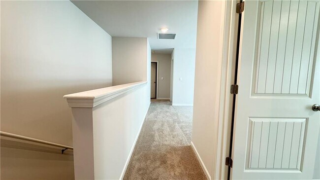 Building Photo - 569 King Vlg