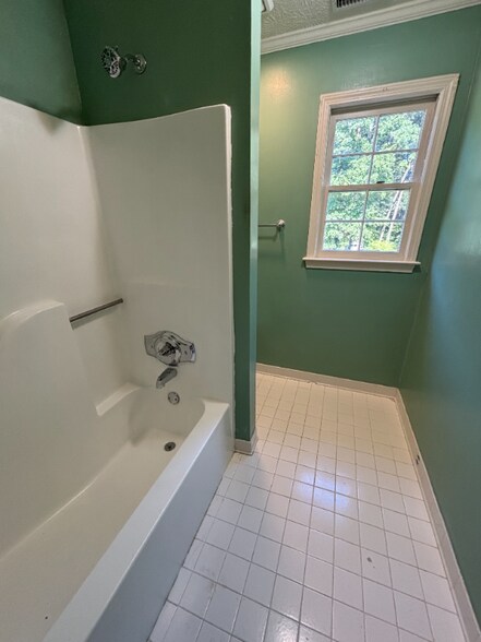 Building Photo - 2068 Lakewood Cir SW