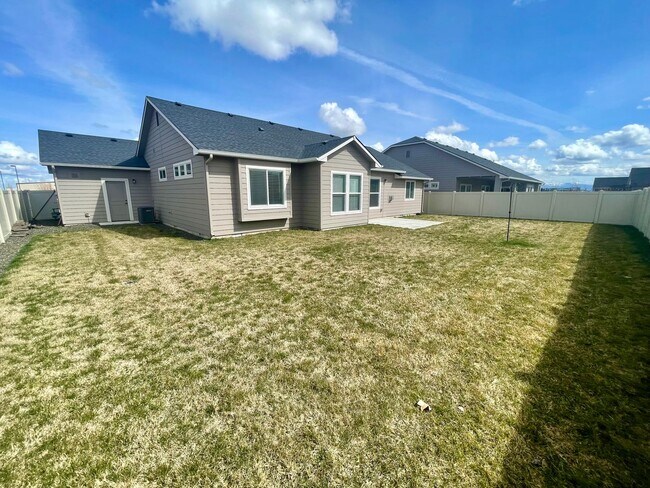 Building Photo - Newer Construction with High End Finishes _ Large 3 Car Garage!!