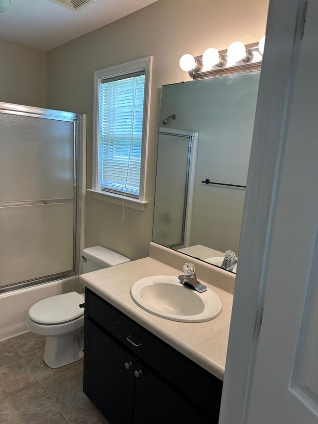 Building Photo - 3 Bed 2 Bath
