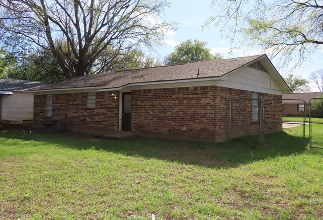 Building Photo - Quaint 3 Bedroom, 1 Bathroom Home in Whitehouse, w/ Shed for Storage