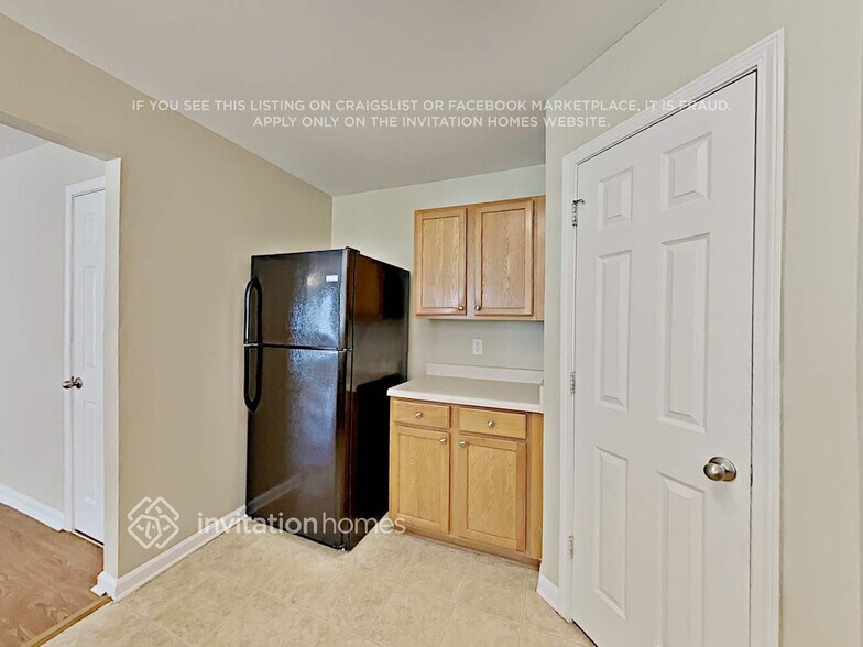 Building Photo - 2880 Mayfair Dr