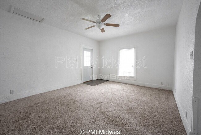 Building Photo - 1433 W 5th St