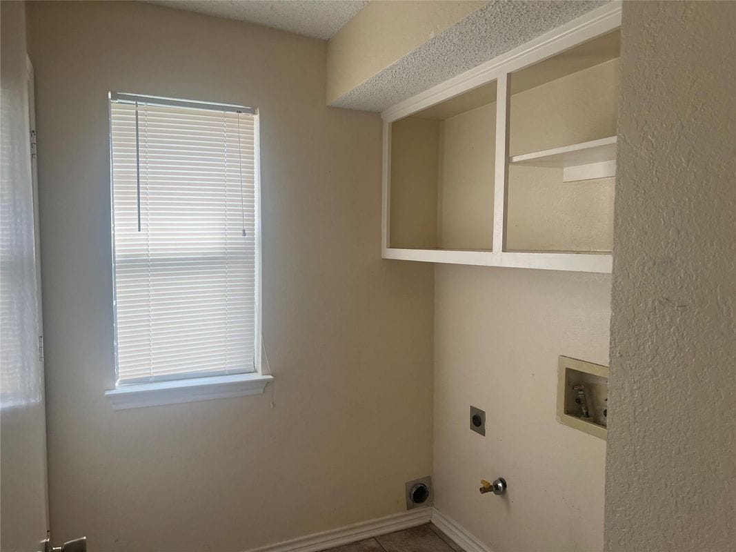 Building Photo - 1 Lakeway Dr