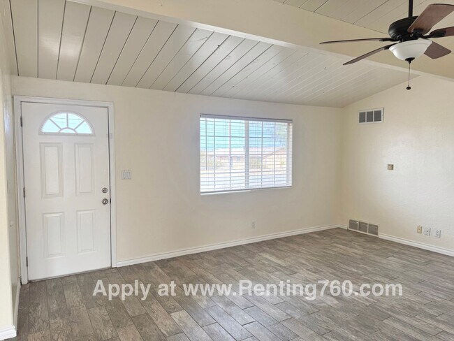 Building Photo - Cute and Cozy 2 Bed Home!