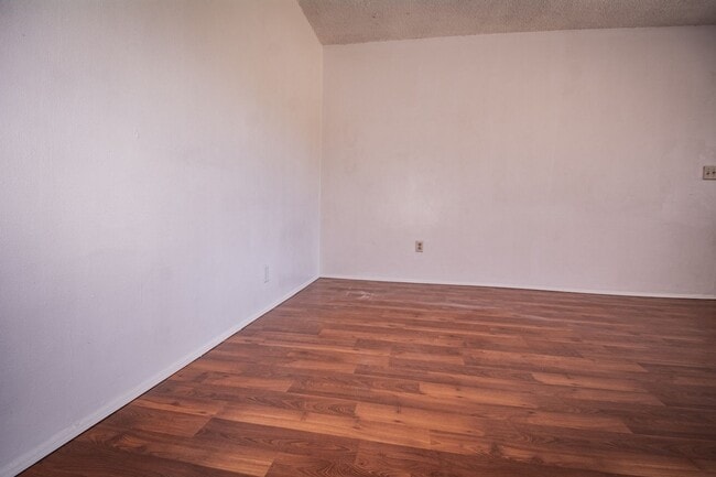 Building Photo - 2Bedroom 1 Bath with 1 Car GR Spacious Apartment Unit -Azusa