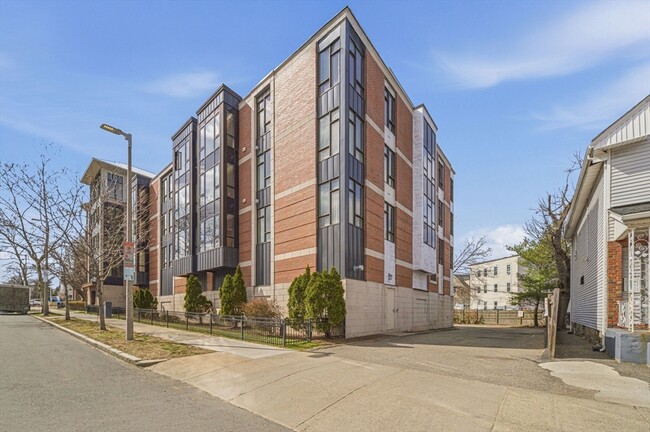 Building Photo - 533 Cambridge St
