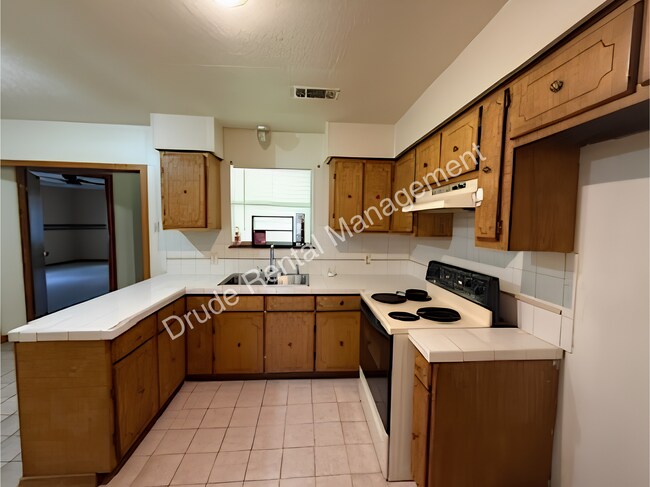 Building Photo - 335 N Baronne St