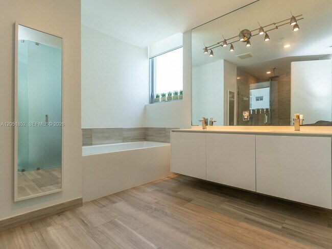 Building Photo - 1300 Brickell Bay Dr
