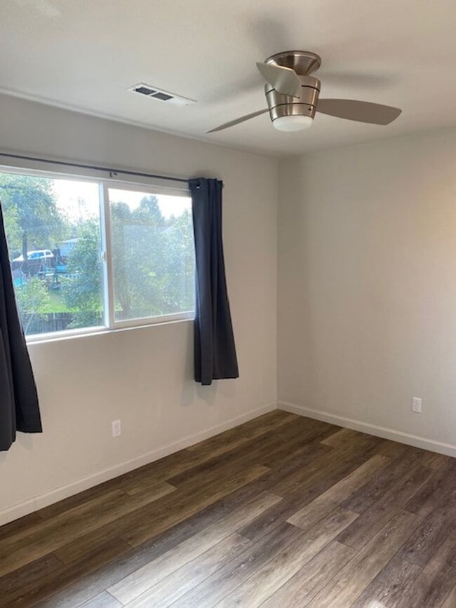 Building Photo - Nice Home in East Redding!