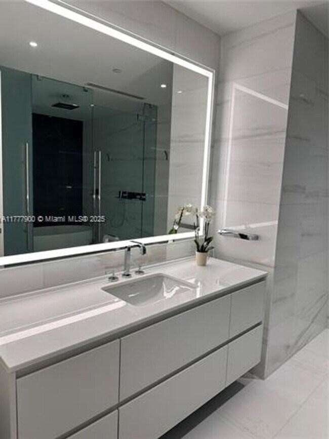 Building Photo - 300 Biscayne Blvd Way