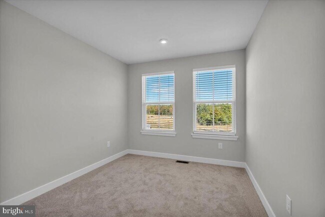 Building Photo - 76 SAND HILLS Dr