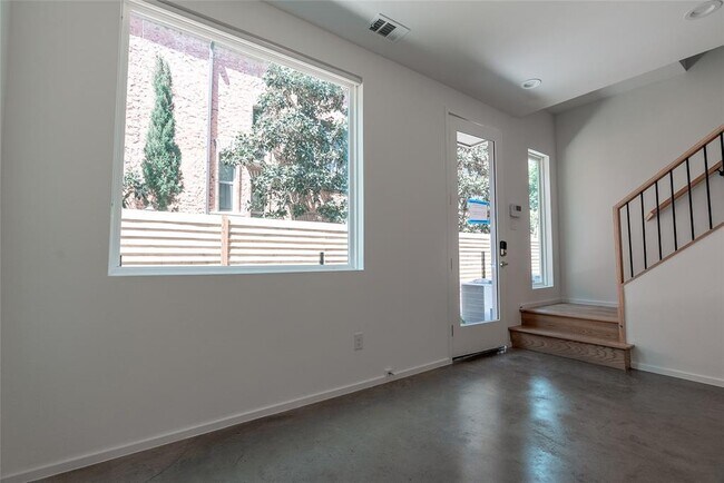 Building Photo - 5931 Ross Ave