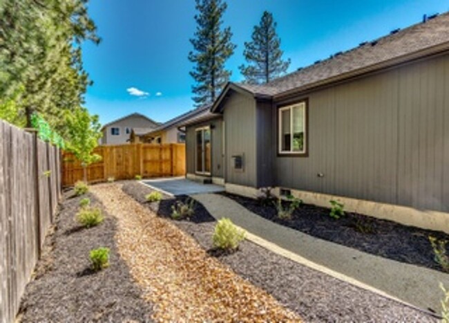 Building Photo - Charming 3-bedroom 2-bath Mackenzie Meadow...