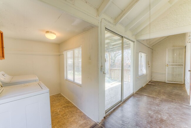 Building Photo - Rent reduced! Move-in special - 1/2 off Fi...