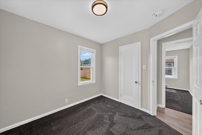 Building Photo - Charming 3-Bedroom Bungalow for Rent in Lincoln Park