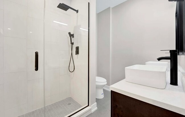 Building Photo - 5418 W Belmont Ave