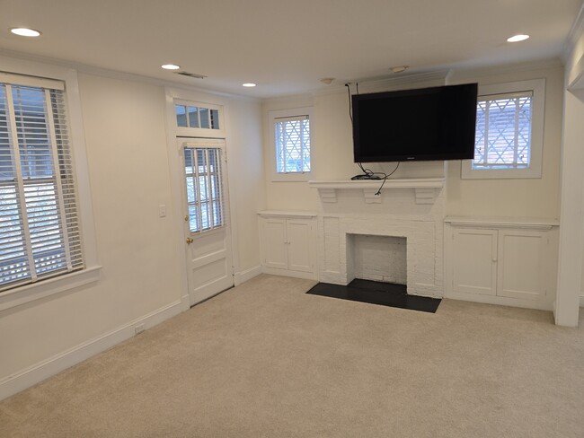 Building Photo - 621 W Princess Anne Rd