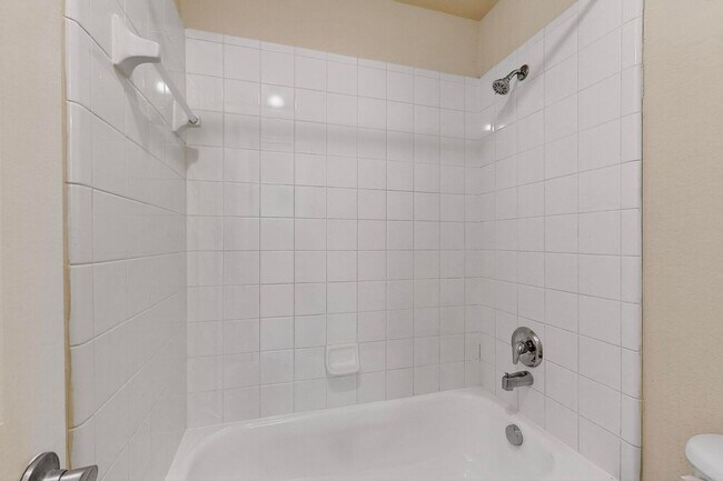 Building Photo - Spacious & Stylish Home in Quail Run-North...