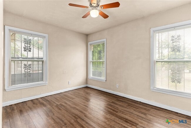 Building Photo - 602 W Kern Rd