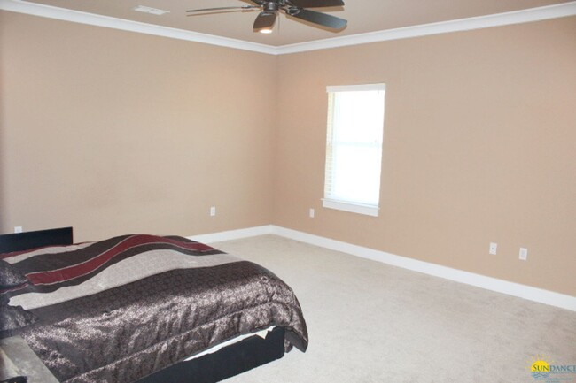 Building Photo - Destin Oaks Townhouse with Community Pool!