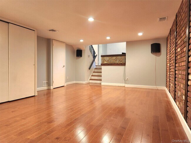 Building Photo - 38 Orange Dr