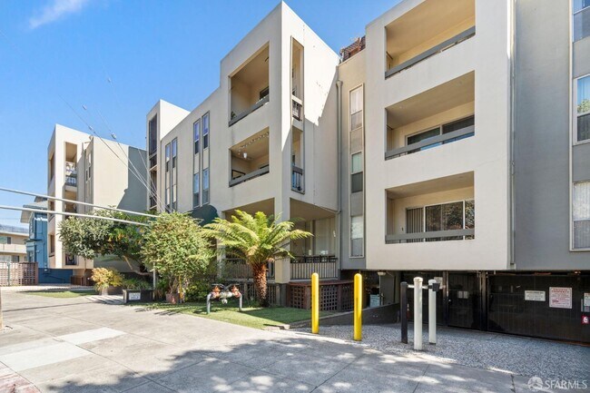Building Photo - 466 Crescent St
