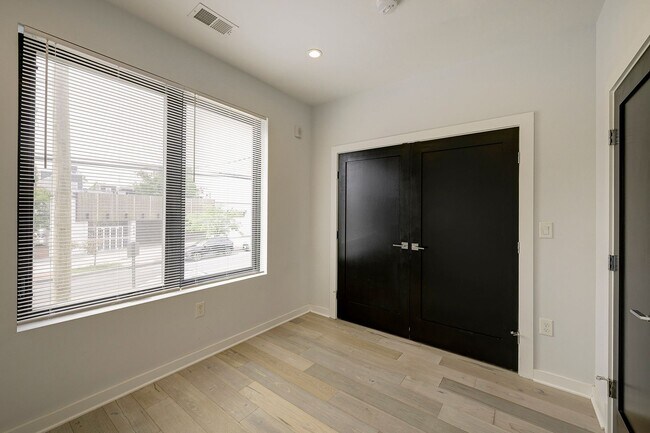 Building Photo - 721 Kennedy St NW