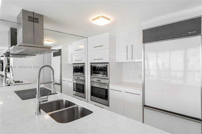 Building Photo - 495 Brickell Ave