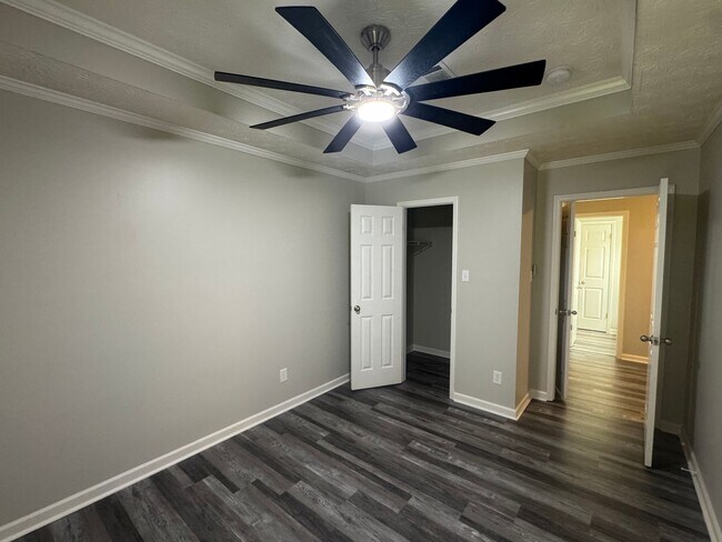 Building Photo - Arrowhead One Level