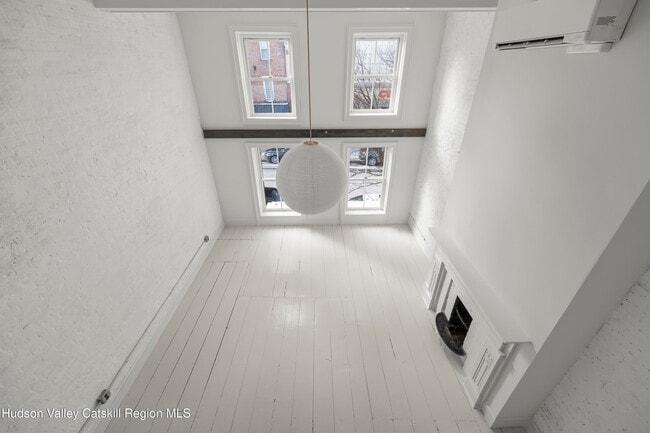 Building Photo - 620 Warren St