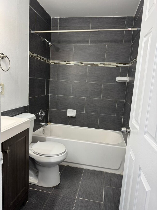 Building Photo - $1750 2 Bedroom 1 Bath ~*~ June Free! (Hab...