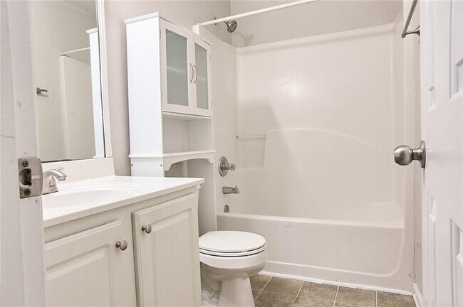 Building Photo - 130 Springbottom Dr SE