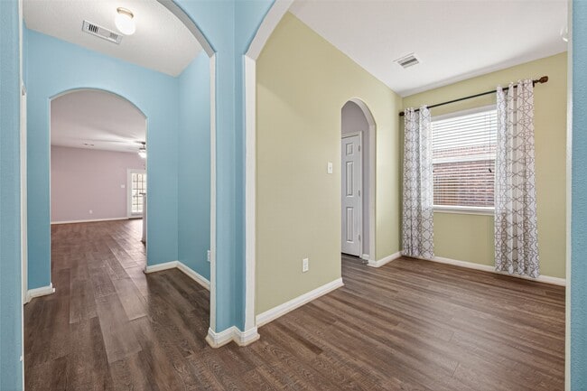 Building Photo - 30914 W Lost Creek Blvd