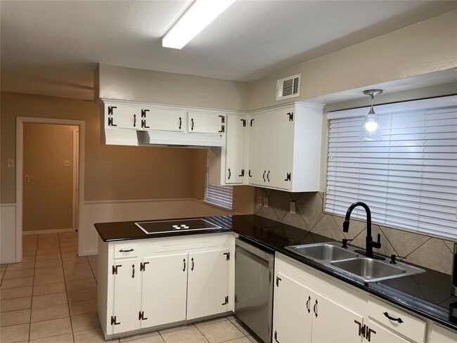 Building Photo - 3727 Woodvalley Dr
