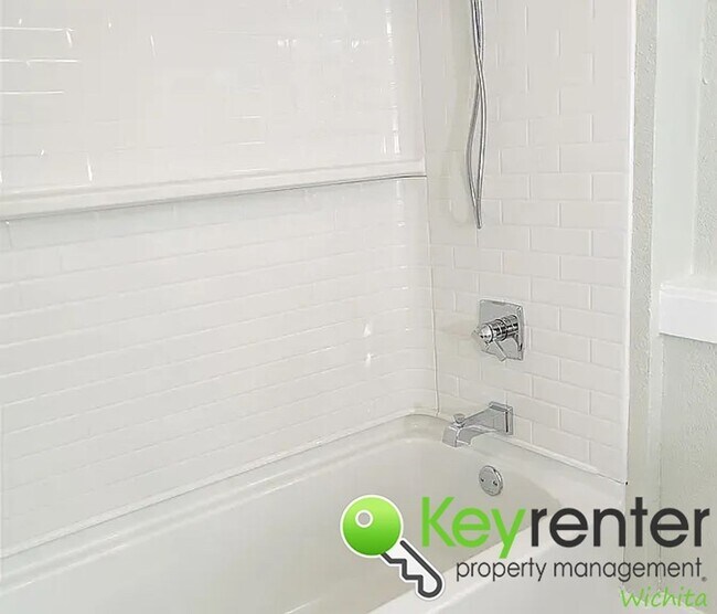 Building Photo - NOVEMBER FREE RENT!! Spacious 4-Bedroom / ...