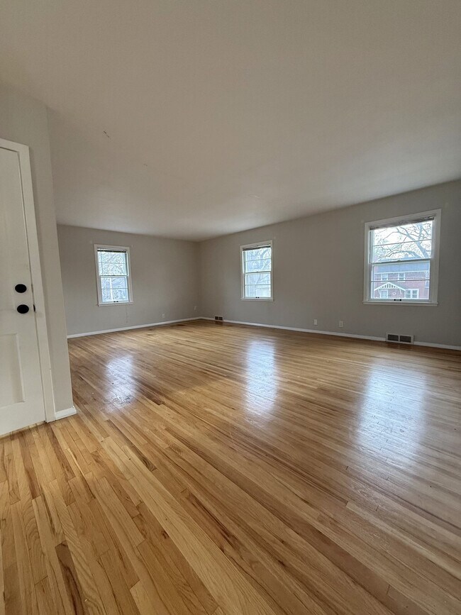 Building Photo - 1009 9th St S