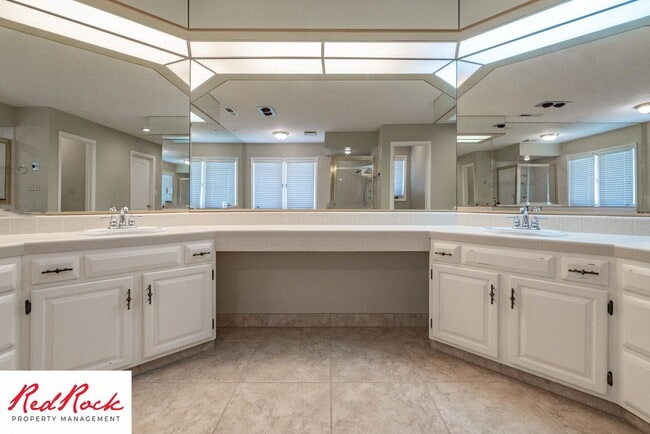 Building Photo - Spacious 5 Bedroom Home in A Quiet Communi...