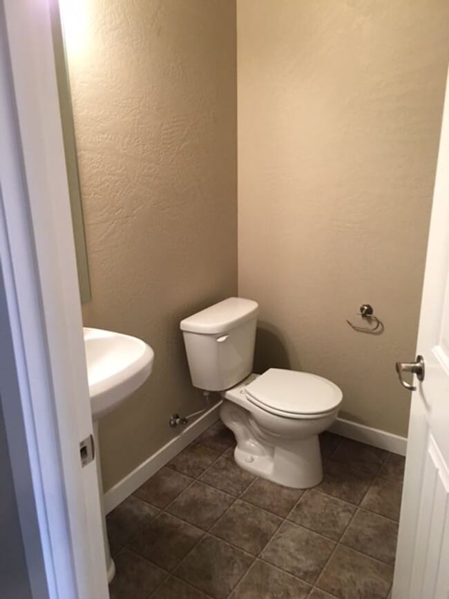 Building Photo - 3 LEVEL CONDO W/ UPGRADES, GARAGE/ FENCED ...