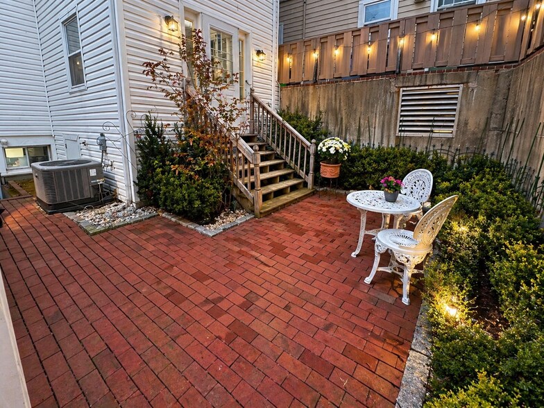 Building Photo - 136 W 7th St