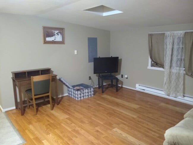 Building Photo - Close to Downtown Upper Level Apartment