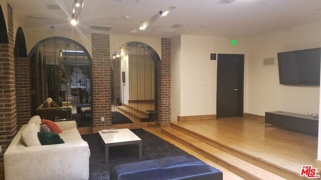Building Photo - 460 S Spring St