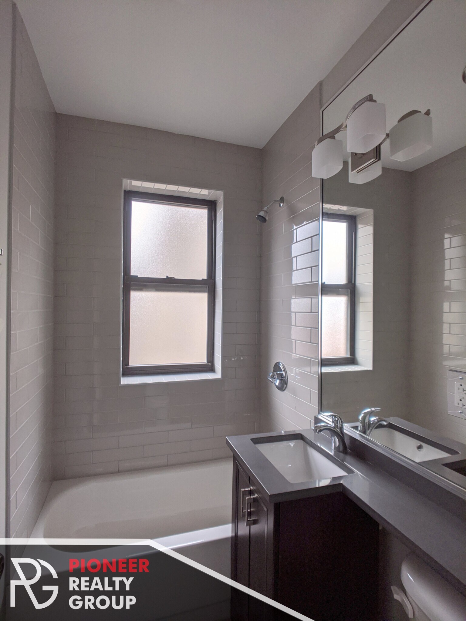 Building Photo - 415 W Belden Ave