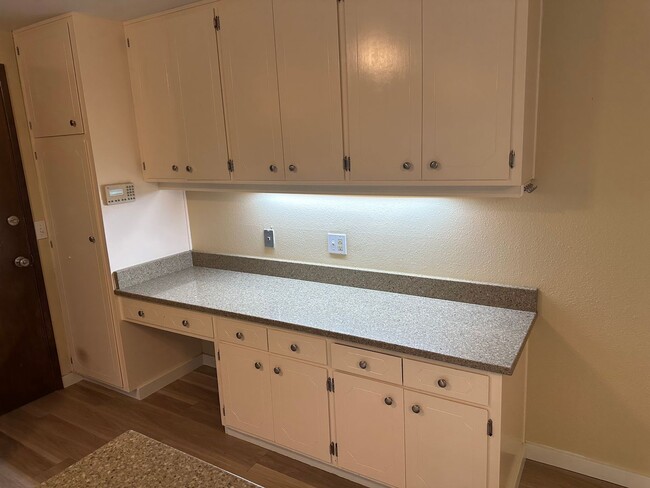 Building Photo - Beautiful custom 3 bedroom 2 bathroom hous...