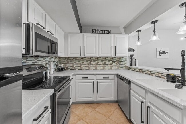 Building Photo - Conveniently located 3 bedrooms 2 bathroom...
