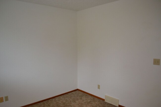 Building Photo - BEAUTIFUL 3 BEDROOM 3 BATH HOUSE LOCATED IN SOUTH SALEM