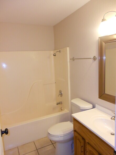 Building Photo - 2972 Maple Street Hollister MO