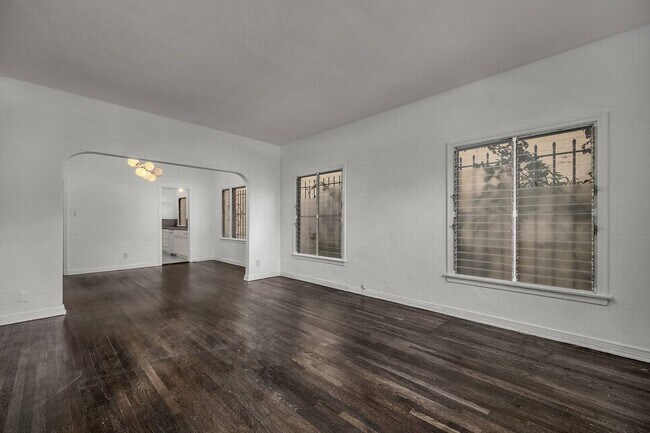 Building Photo - Sunning unit walking distance to shops on Fairfax