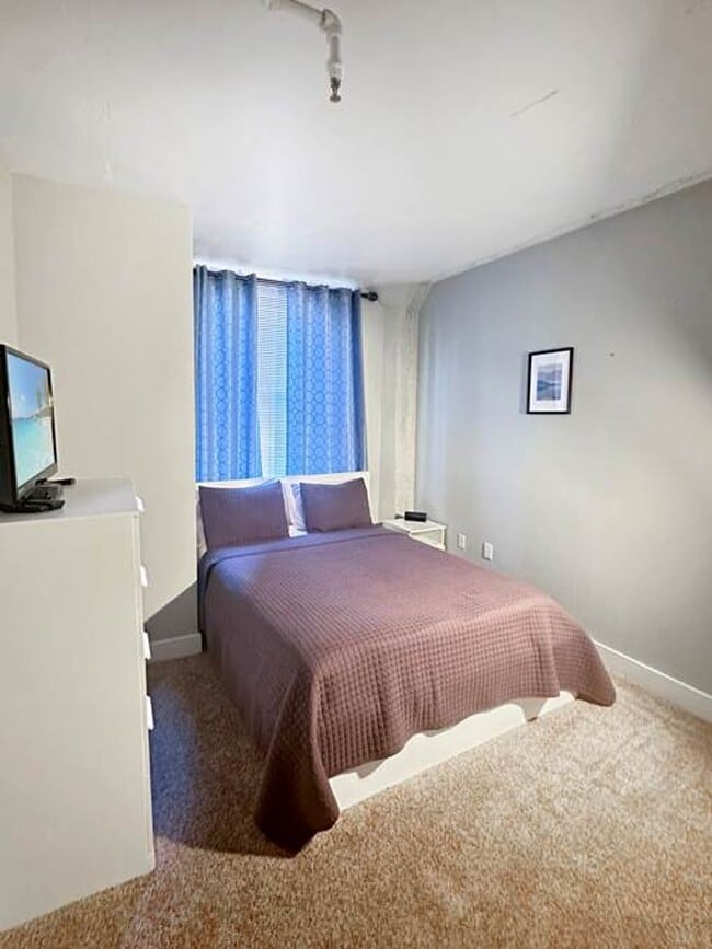Building Photo - Executive 1 Bedroom Apartment right off 16th St. Mall - All Utilities Included!