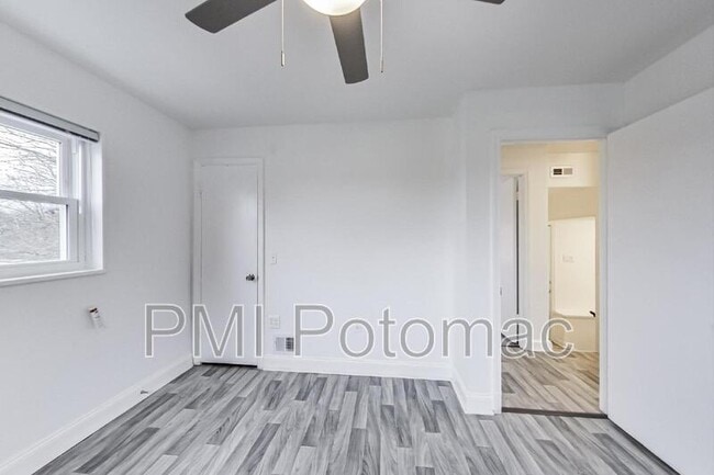 Building Photo - 7422 Parkwood St